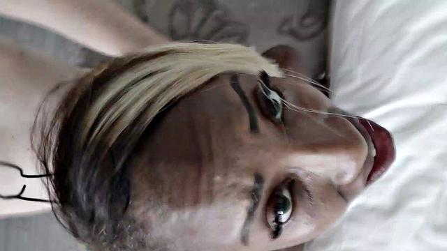 жаркая эбони с маленькой грудью получает глубокий трах и сперму внутрь