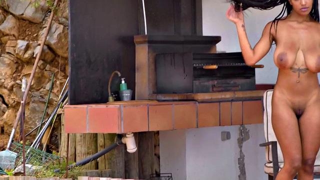 Bigtit ebony babe fucked outdoors during erotic session