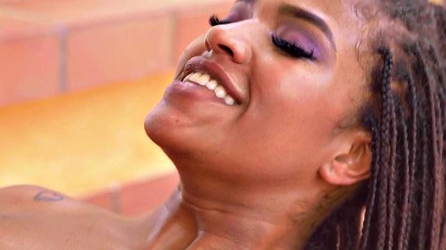 Bigtit ebony babe fucked outdoors during erotic session