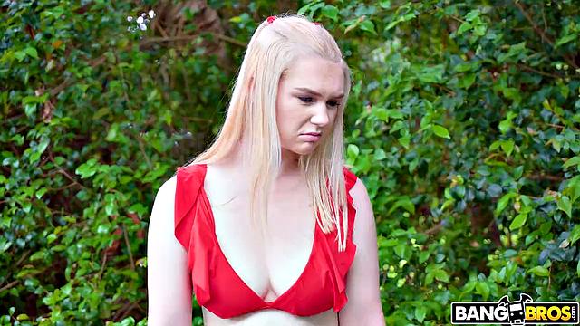 Лайла Белль не может удержаться и соблазняет отчима прямо на заднем дворе под деревом, пока мама не видит.