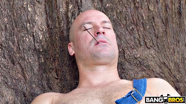 Лайла Белль не может удержаться и соблазняет отчима прямо на заднем дворе под деревом, пока мама не видит.