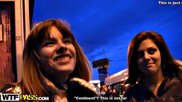 Взрослая красотка в колготках сосёт и получает в групповухе на улице.