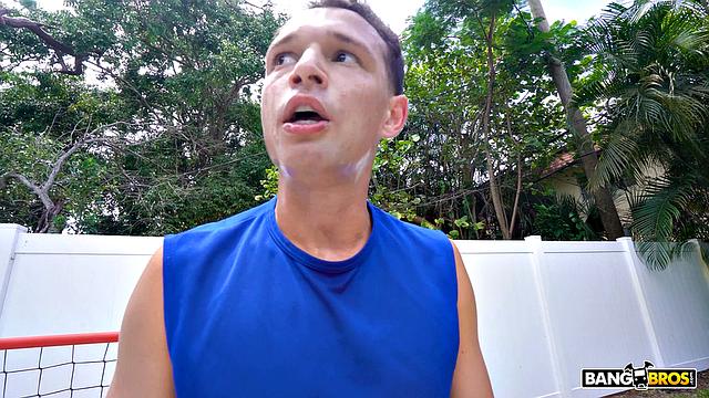 соседка milf позвала намазать маслом, но получила член