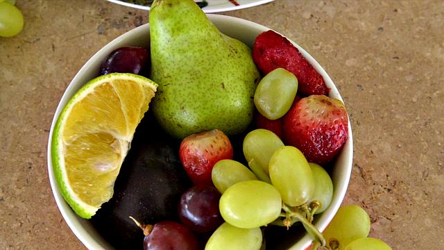 смотри, как шани дрочит и сосет свои сиськи прямо на кухне