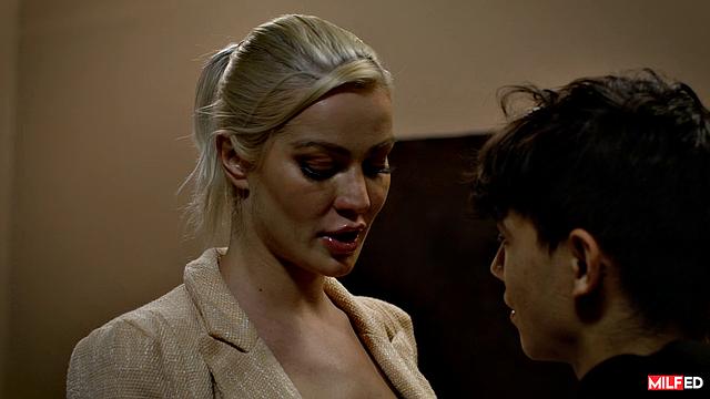 Зрелая блондинка в шортах и на каблуках жадно сосет и трахается с доктором на камеру