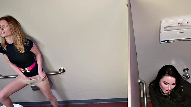 Брюнетка связывает девушку и трахается с ней страпоном и плёткой