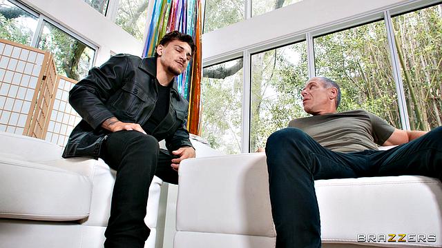 Мелисса Стрэттон - заботливая жена и медсестра, трахается с братом мужа и его другом на диване в гостиной, жадно берет двойной член в зрелом трио страсти.