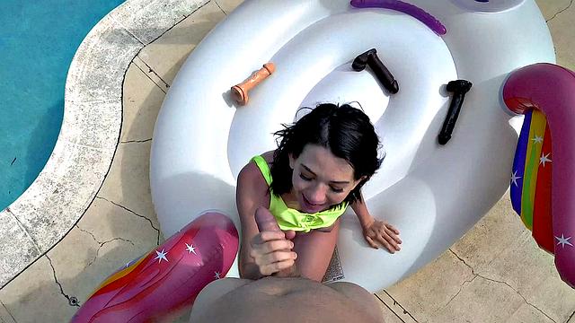 пигментированная брюнетка балуется дилдо и получает член у бассейна