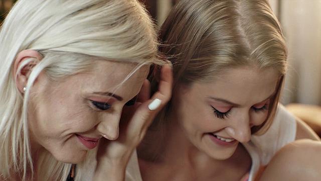 две блондинки забивают на мужиков и балуются друг с дружкой по полной