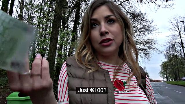 русская красотка трахается на солнце в лифчике