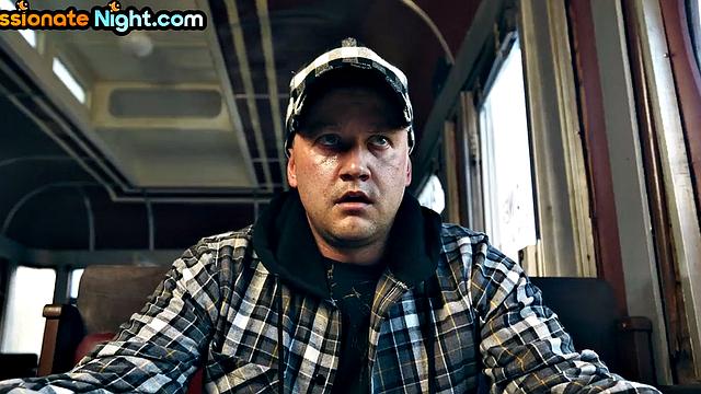 две похотливые косплейщицы разрывают парня на части в жёстком тройничке