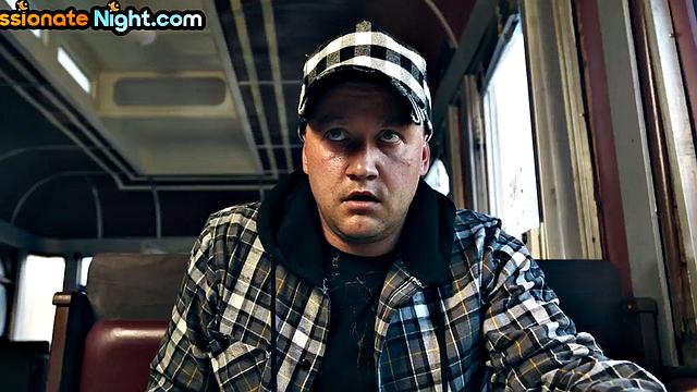 две похотливые косплейщицы разрывают парня на части в жёстком тройничке