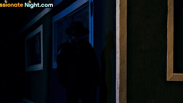 две похотливые косплейщицы разрывают парня на части в жёстком тройничке