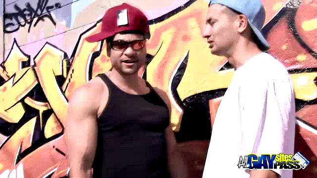 накачанные парни дрочат друг другу и грязно болтают