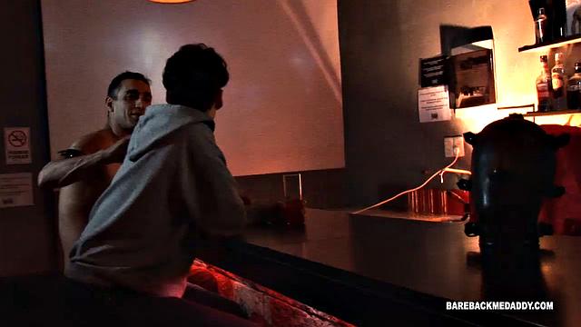 Два мохнатых гея рвутся в бой: Али и Дэрил не сдерживаются в постели.