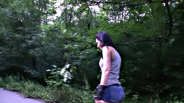 Rollerblading Hottie Takes Like A Horny Champ