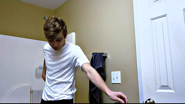 Батюшка затащил Elder Jason в душ - и устроил весёлый молебен