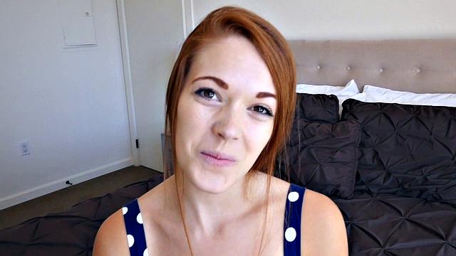 рыжая раздевается на жёстком кастинге в спальне