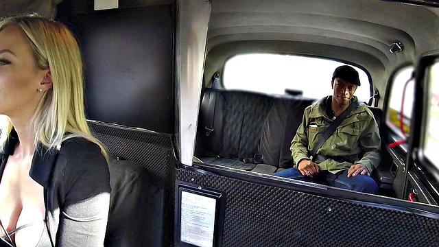 грудастая блондинка катается на черном члене в машине