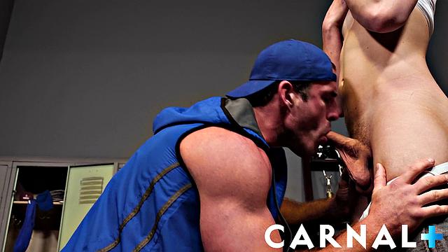 качки в форме меряются писюнами на полном серьёзе