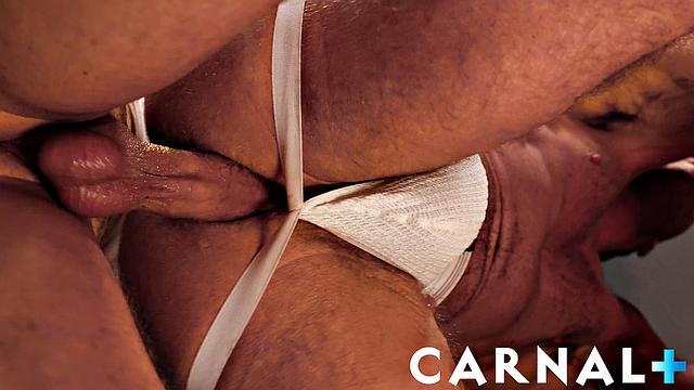 качки в форме меряются писюнами на полном серьёзе