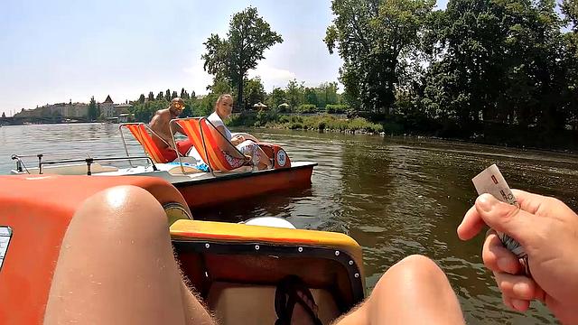 пышная зрелая с сочными сиськами трахается с чужаком на глазах у парня