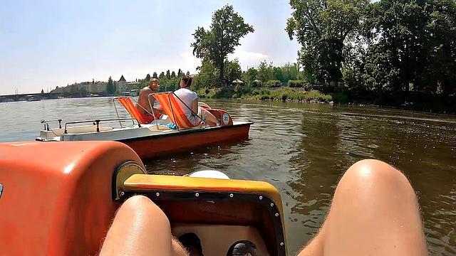 пышная зрелая с сочными сиськами трахается с чужаком на глазах у парня