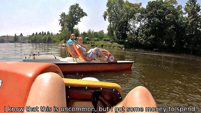 пышная зрелая с сочными сиськами трахается с чужаком на глазах у парня