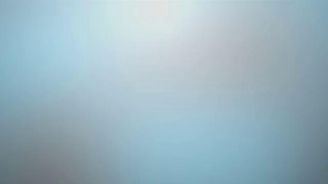 зрелая блондинка медленно раздевается и показывает натуральные сиськи