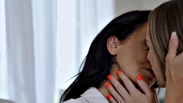 Dirty lez seduces petite bae before eating her out