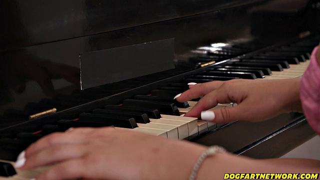 брюнетка трахается с отцом подруги