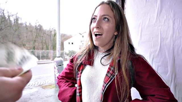 Шлюшливая малолетка в колготках трахается на улице за бабки, горячий POV