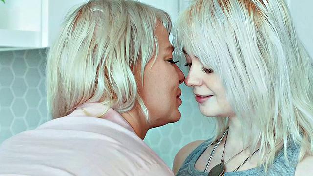 SEXY MOMMA - London and Annie Eat Each Other for Dinner!