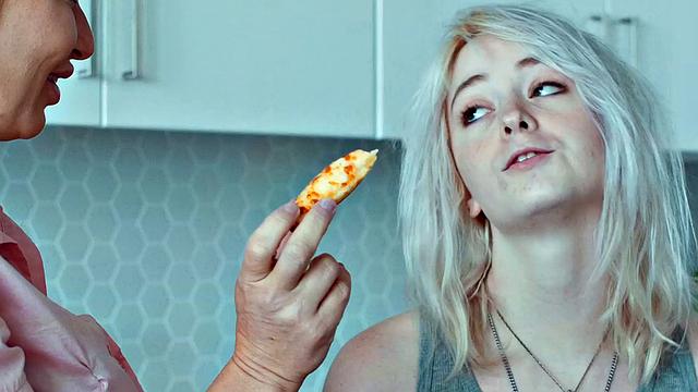 SEXY MOMMA - London and Annie Eat Each Other for Dinner!