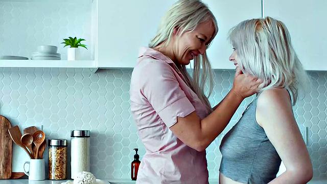 SEXY MOMMA - London and Annie Eat Each Other for Dinner!