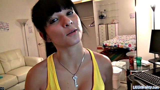 Бэйли не теряется: сперва минет, потом густой финиш на лицо в спальне, как и положено взрослой брюнетке с маленькой грудью - pov-съемка, насмешливый взгляд, зрителю скучать не даст.