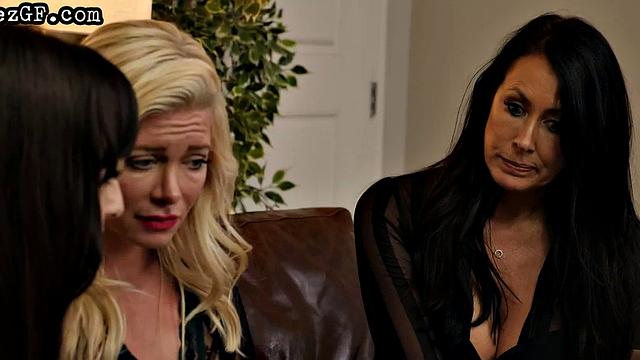 страстная milf в чулках раздвигает ноги для жадной подруги