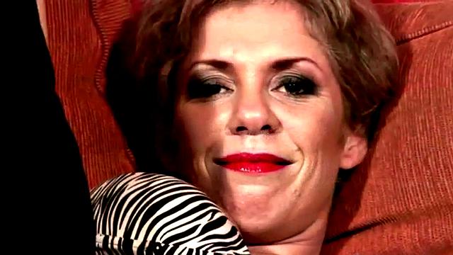 MILF strips off and shows her body