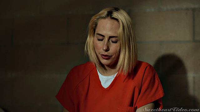 Серене Сирен соблазняет Верронику Киреи в женской тюрьме - власть, секс и игры на выживание среди лесбиянок в камере.