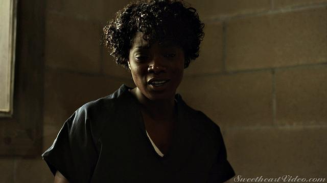 Серене Сирен соблазняет Верронику Киреи в женской тюрьме - власть, секс и игры на выживание среди лесбиянок в камере.