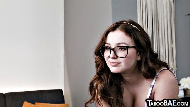 Маленькая проказница не против хорошего анального приключения от любовника - да, поза собачки тут прямо в тему!