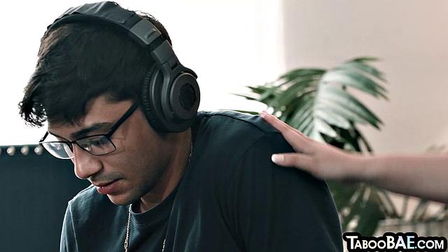 Маленькая проказница не против хорошего анального приключения от любовника - да, поза собачки тут прямо в тему!