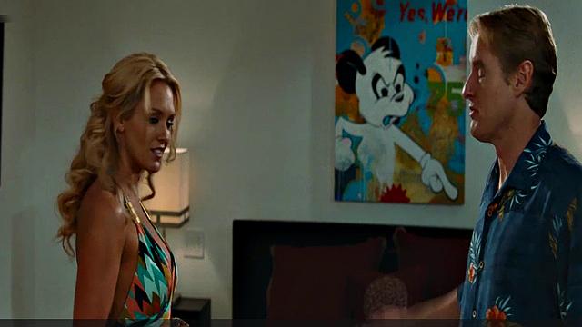 ники уилан улыбается шире, чем простыни, и творит похабство в номере