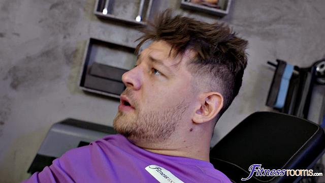 Два качка и стройная брюнетка в жарком групповом сексе прямо в спортзале, двойное удовольствие для Дженни Doll и крепкие члены в финале.