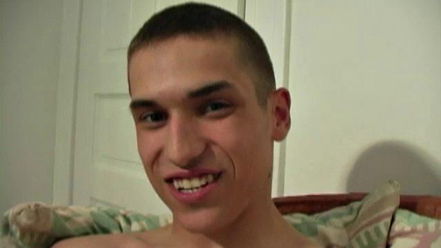 Высокий худой Брэт дрочит большой член и показывает себя