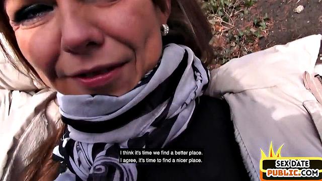 трое в машине на природе, шлюха в чулках сосет и трахается