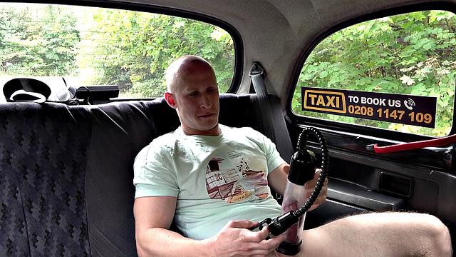 смотри, как Кира Квин трахается с фанатом на заднем сиденье такси