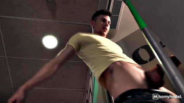 Аня Крей приехала за членом, а получила горячего ебаря в хостеле - уборщик не устоял, а владелец открыл все двери к её киске.