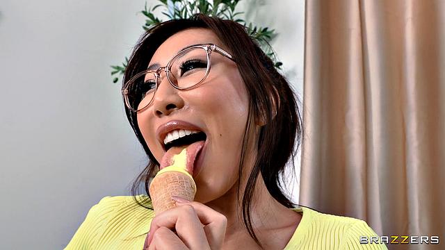 Ревнивая соседка врывается в страстный футджоб и заводит тройничок