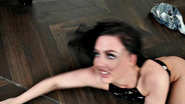 Уитни Райт выбрасывает вибратор и жаждет член Донни Рока